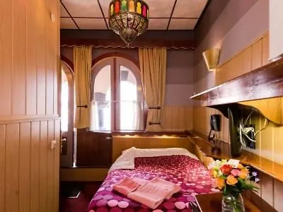 Nadia Hotel Amsterdam 2*,